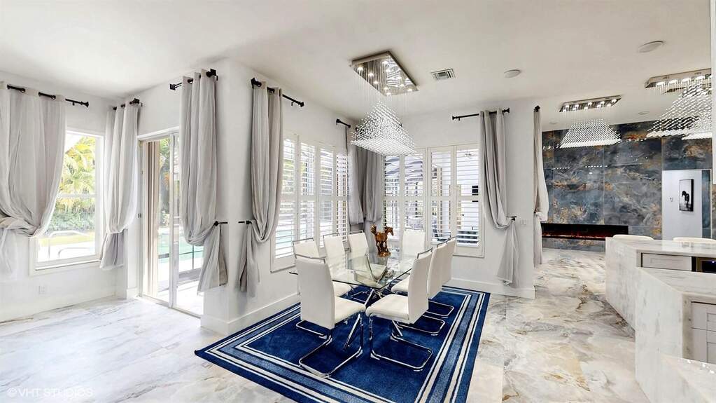 6 Bedroom Single Family Home/House's Image 4