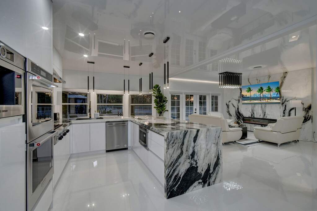 7 Bedroom Single Family Home/House's Image 8