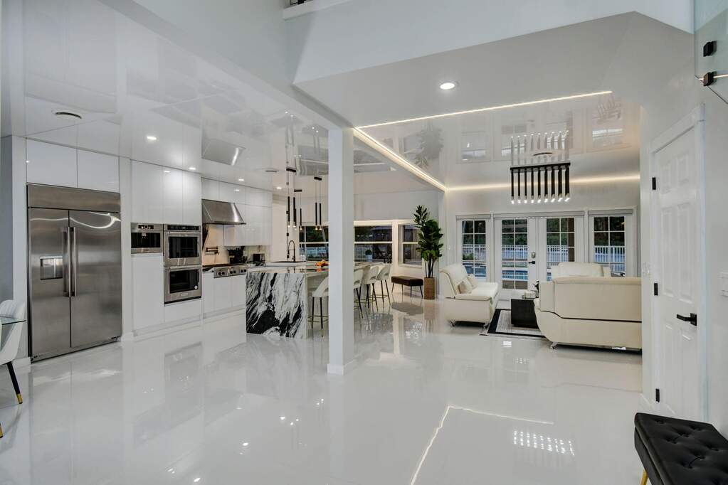 7 Bedroom Single Family Home/House's Image 9