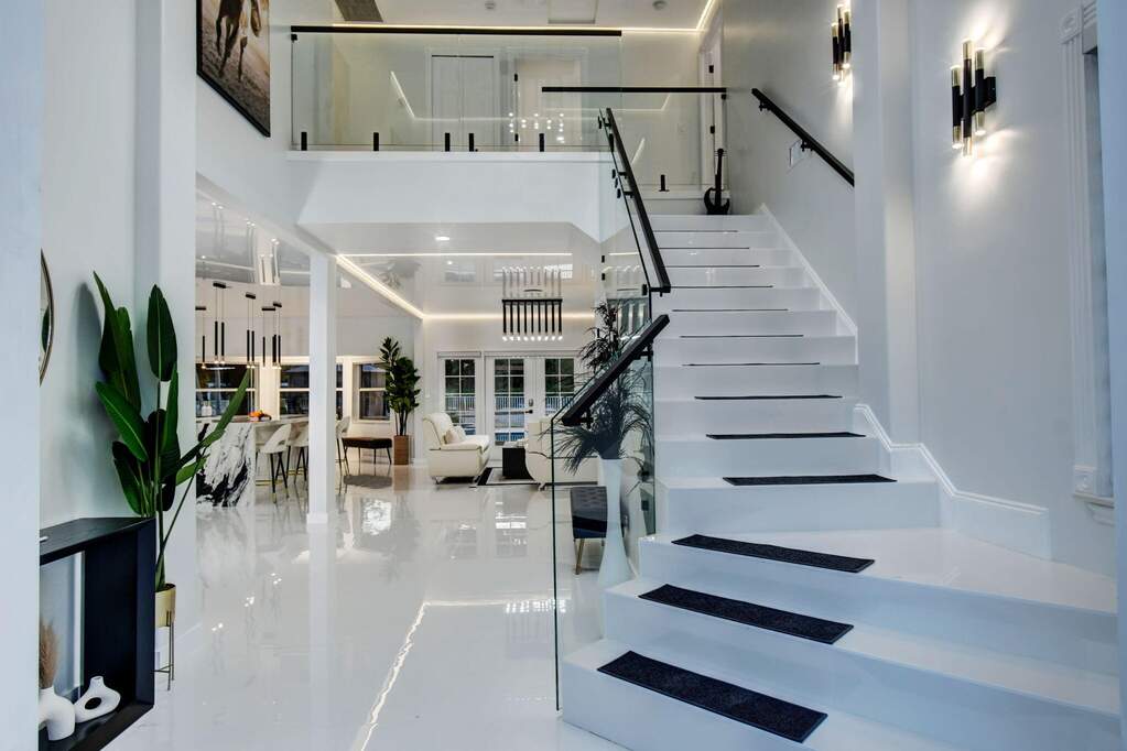 7 Bedroom Single Family Home/House's Image 2