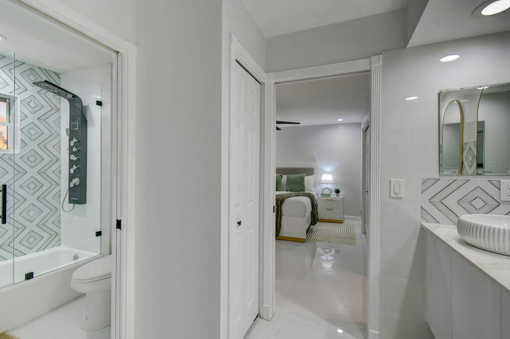 7 Bedroom Single Family Home/House's Image 28