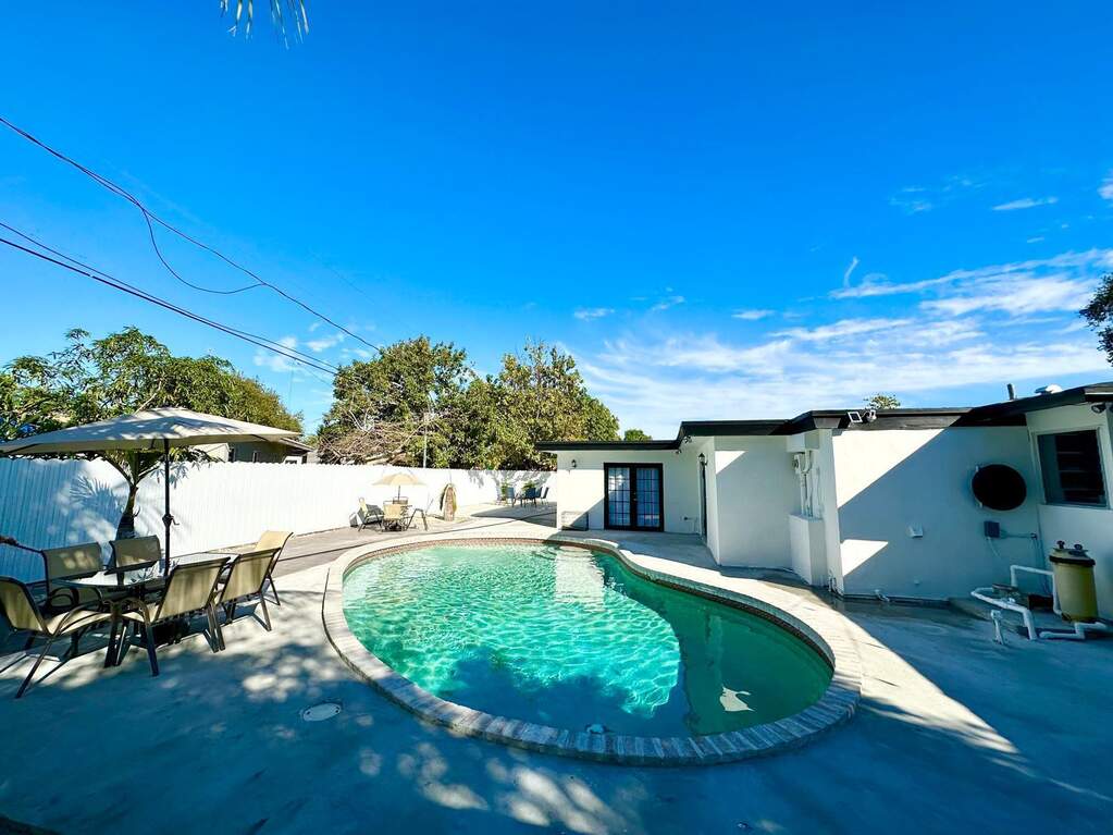5 Bedroom Single Family Home/House's Image 12
