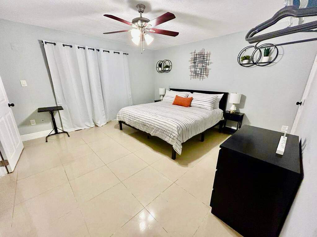 5 Bedroom Single Family Home/House's Image 3