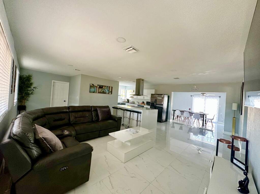 5 Bedroom Single Family Home/House's Image 4