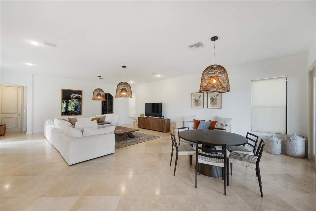 5 Bedroom Single Family Home/House's Image 12