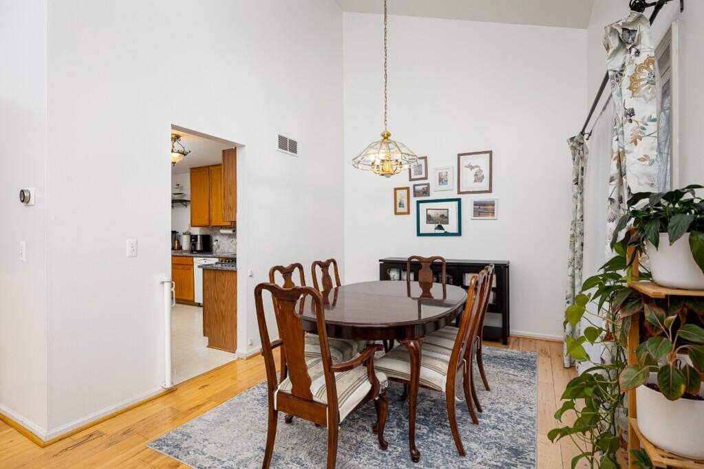 5 Bedroom Single Family Home/House's Image 12