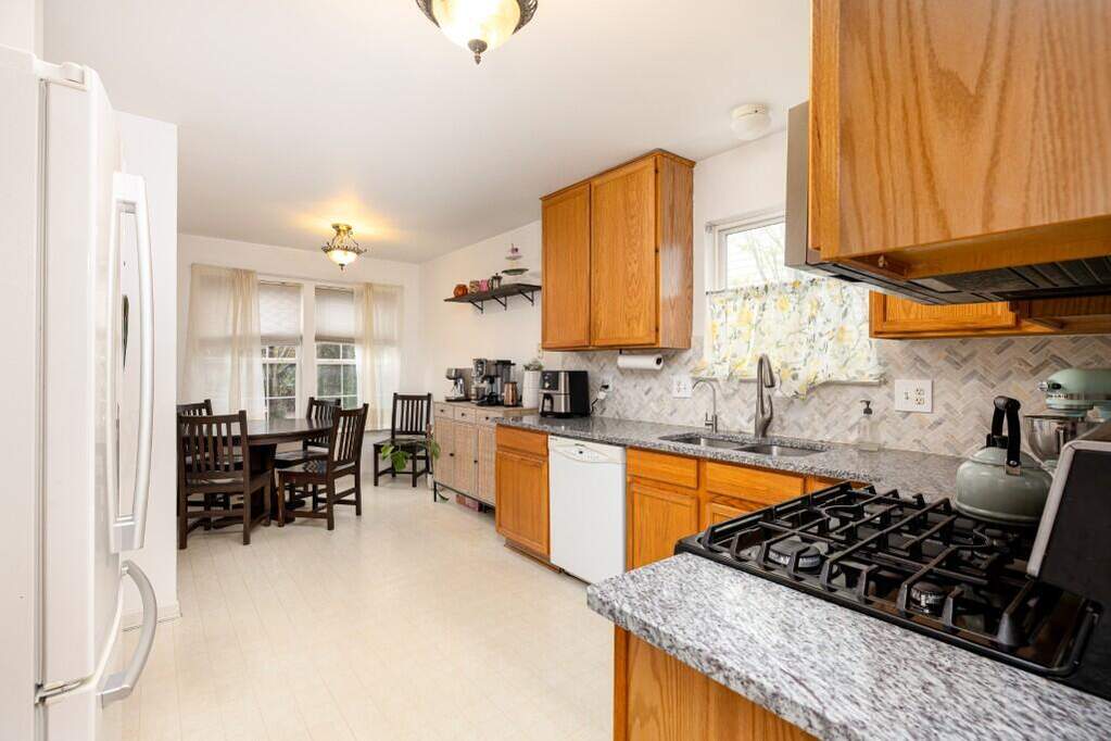 5 Bedroom Single Family Home/House's Image 3