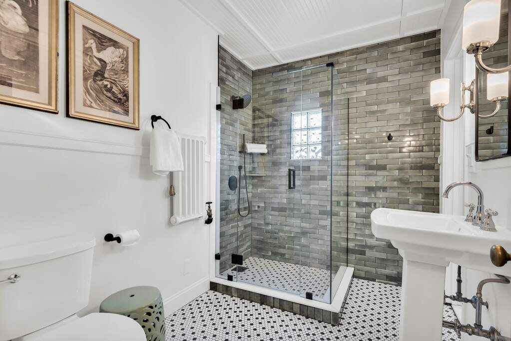 5 Bedroom Single Family Home/House's Image 36