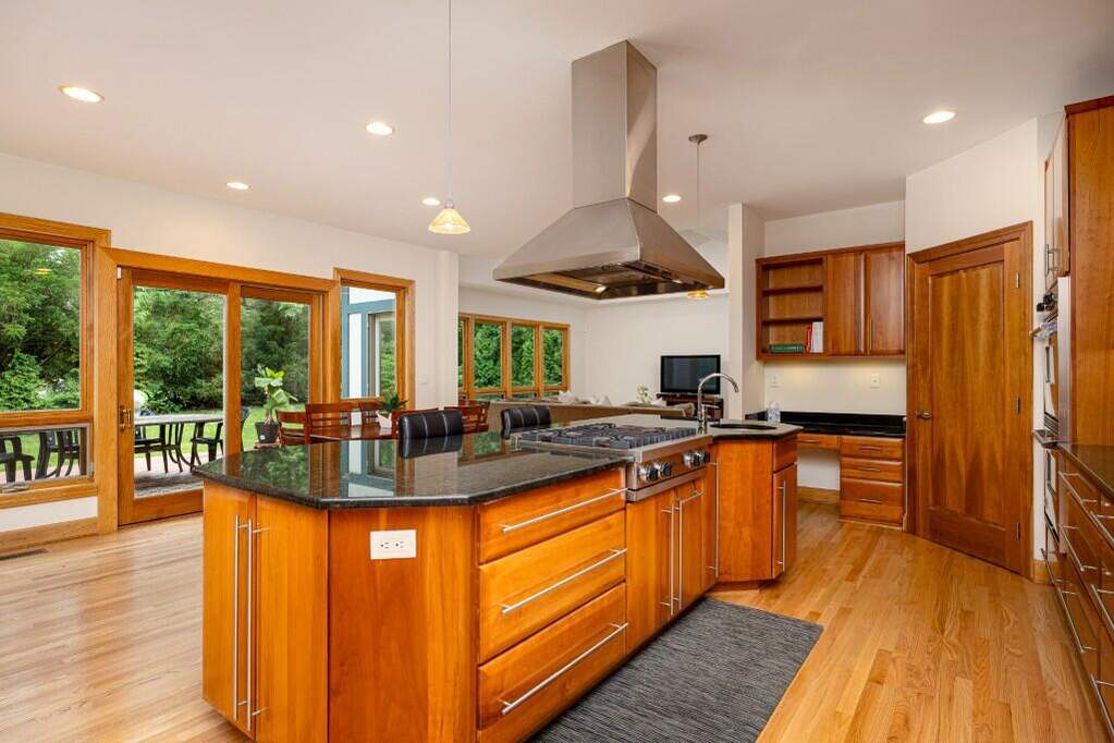5 Bedroom Single Family Home/House's Image 3