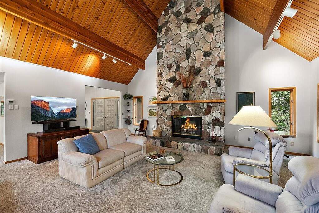 4 Bedroom Single Family Home/House's Image 3