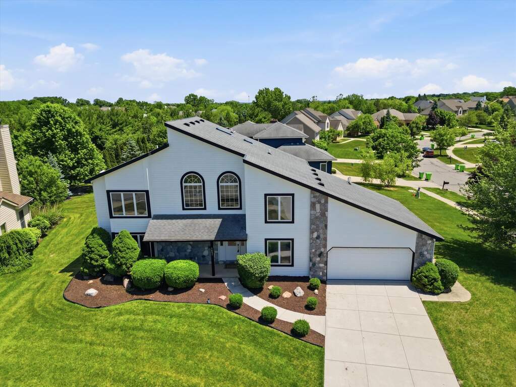 6 Bedroom Single Family Home/House's Image 46
