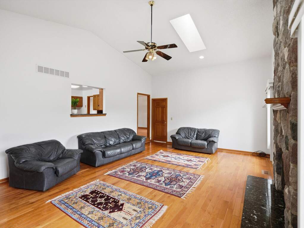 6 Bedroom Single Family Home/House's Image 3
