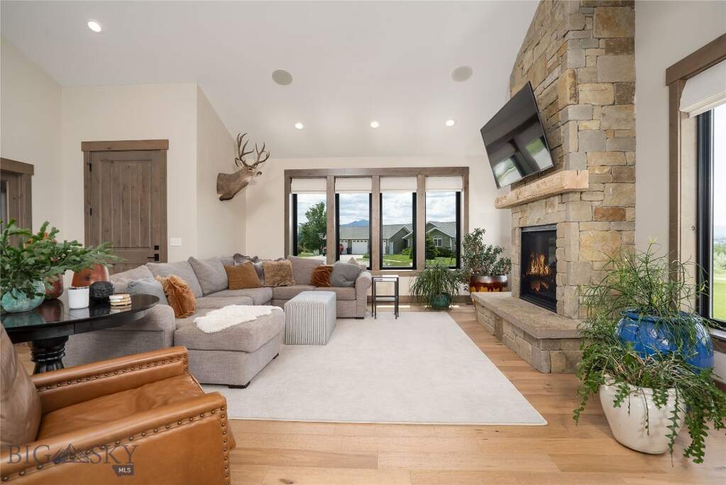 6 Bedroom Single Family Home/House's Image 9