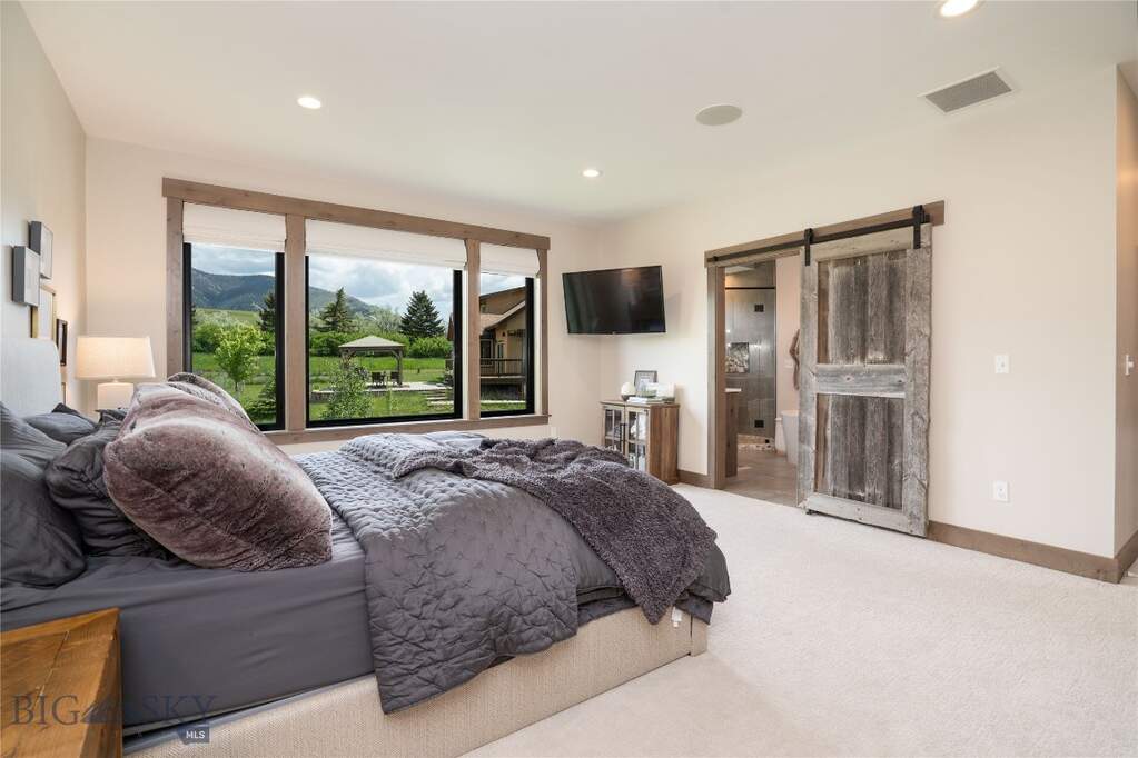 6 Bedroom Single Family Home/House's Image 20