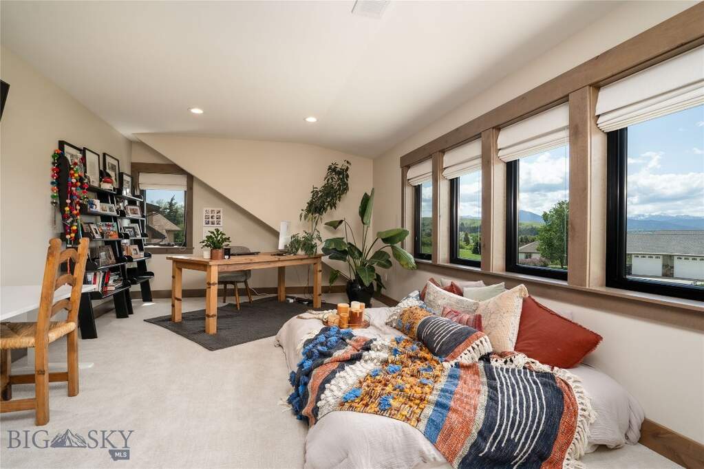6 Bedroom Single Family Home/House's Image 35