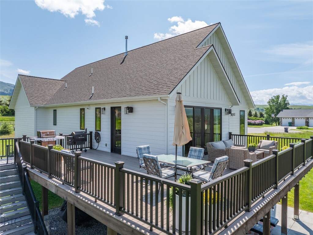 6 Bedroom Single Family Home/House's Image 3