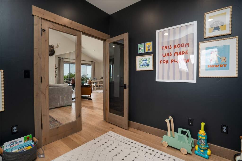 6 Bedroom Single Family Home/House's Image 6