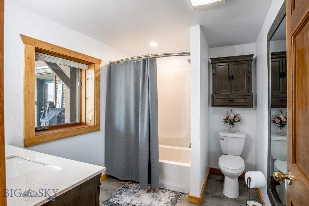 4 Bedroom Single Family Home/House's Image 32
