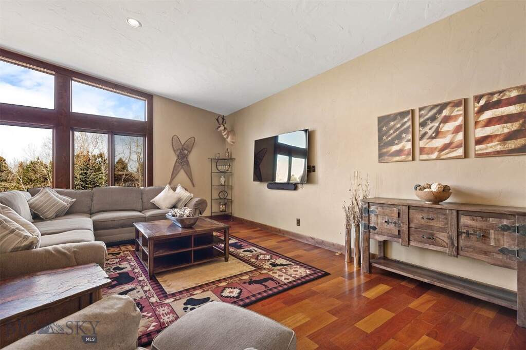 5 Bedroom Single Family Home/House's Image 12