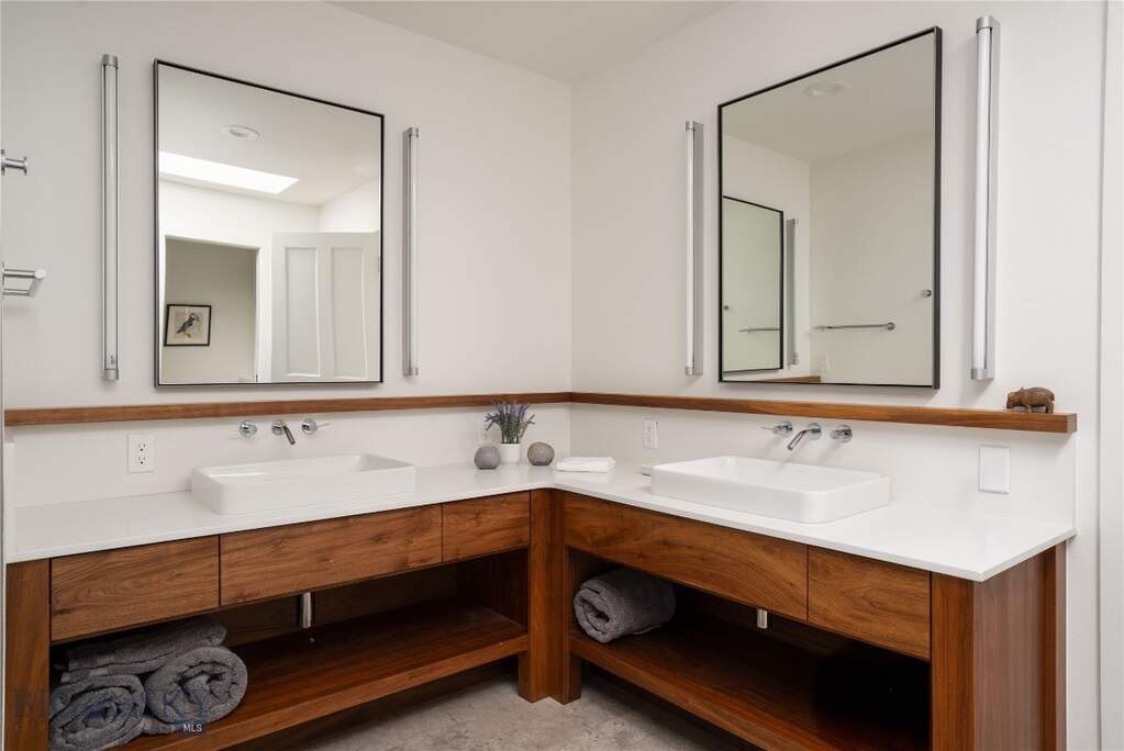 5 Bedroom Single Family Home/House's Image 27