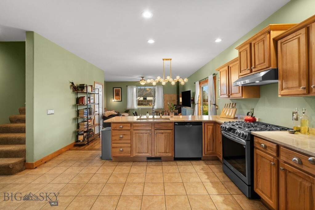 5 Bedroom Single Family Home/House's Image 10
