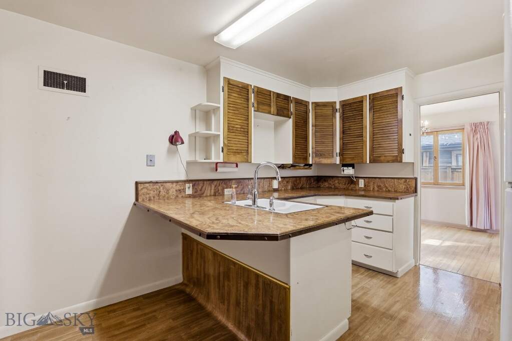 5 Bedroom Single Family Home/House's Image 10