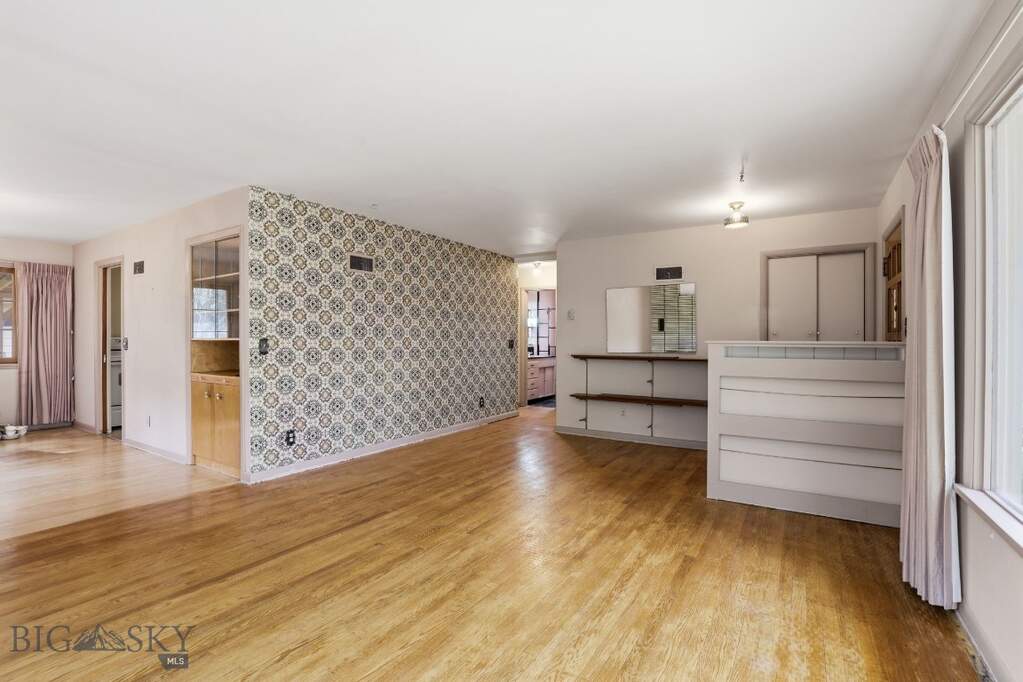 5 Bedroom Single Family Home/House's Image 3