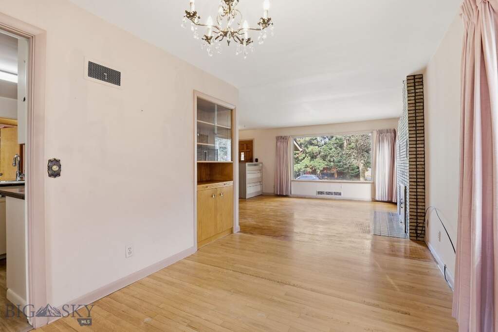 5 Bedroom Single Family Home/House's Image 6