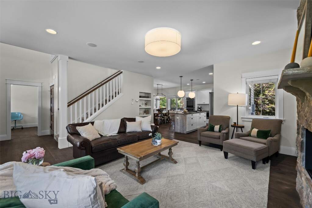 5 Bedroom Single Family Home/House's Image 3