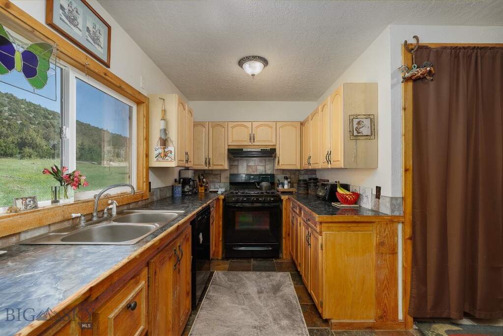3 Bedroom Single Family Home/House's Image 8