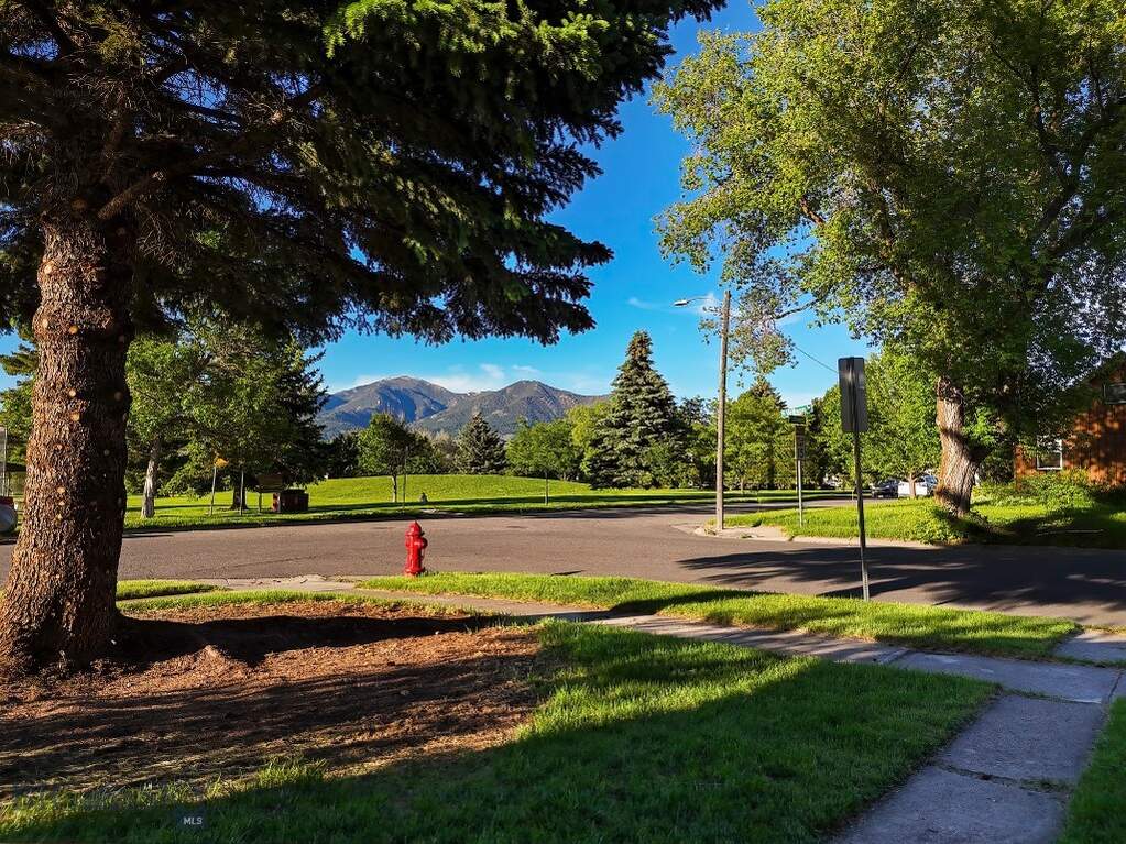 Walkable convenience and mountain views!!