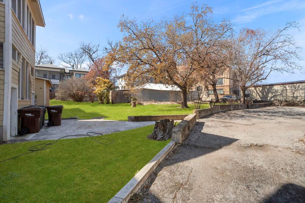 6 Bedroom Multi Unit's Image 16