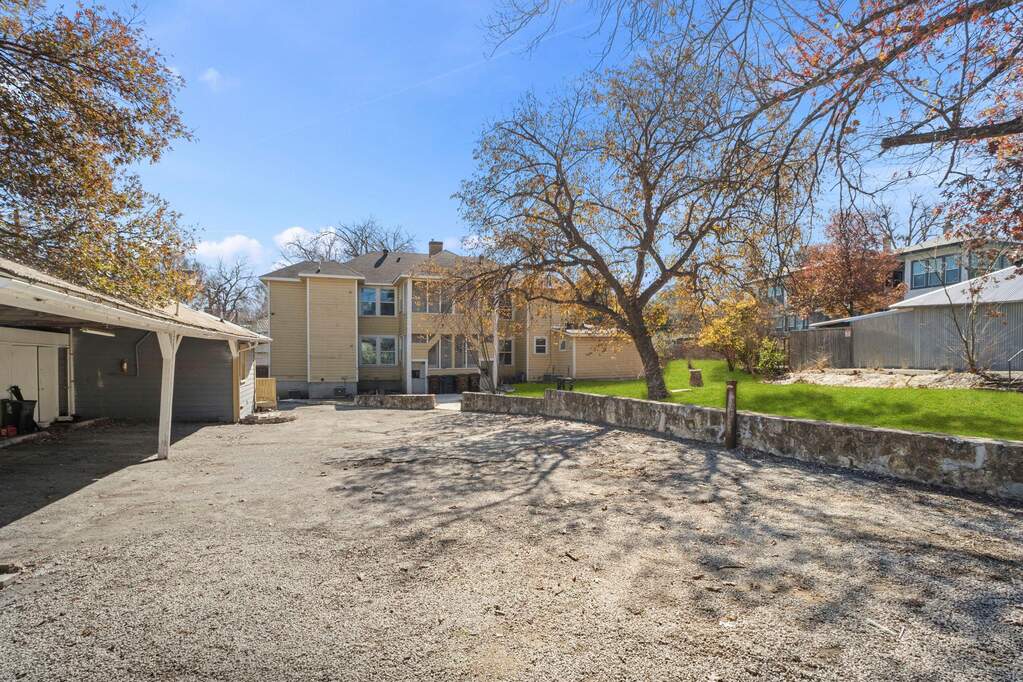 6 Bedroom Multi Unit's Image 18