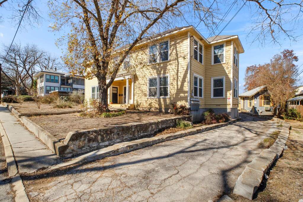 6 Bedroom Multi Unit's Image 19