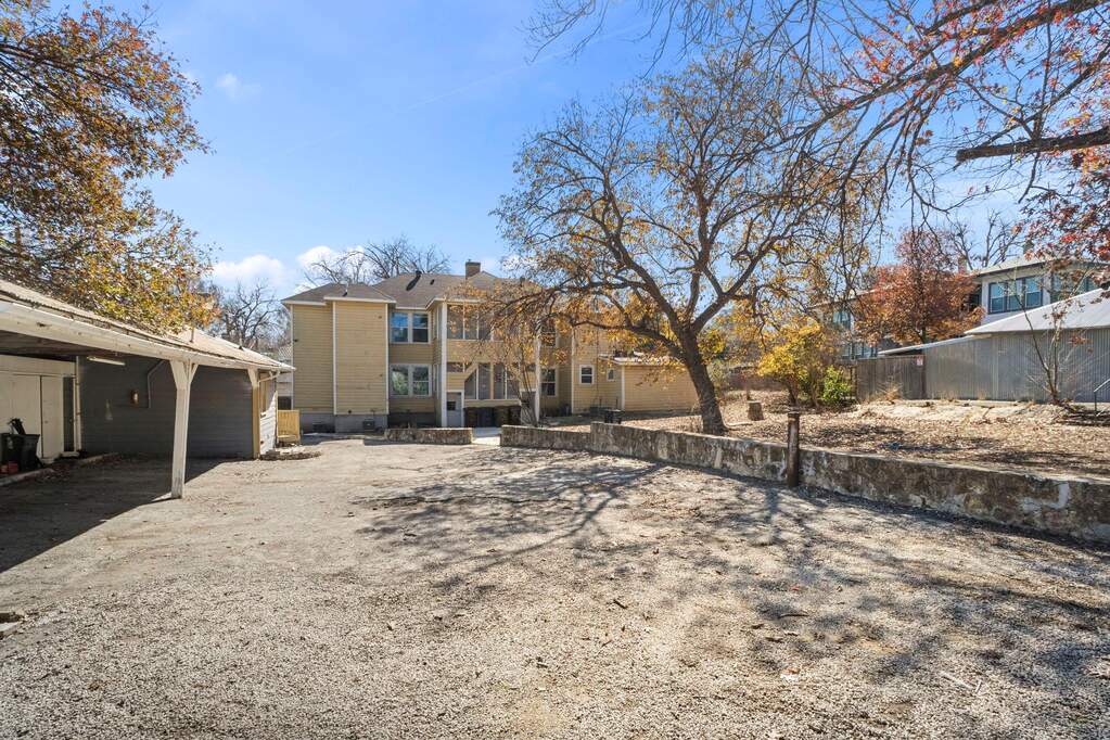 6 Bedroom Multi Unit's Image 25