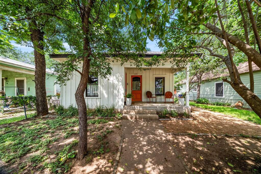 Here’s your shot to createsomething genuinely meaningfulin one of Austin’s most electric,walkable, and deeply rootedneighborhoods.