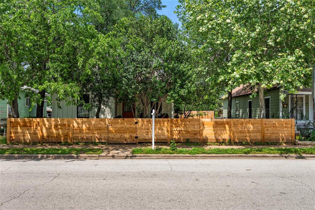 2 Bedroom Single Family Home/House's Image 4