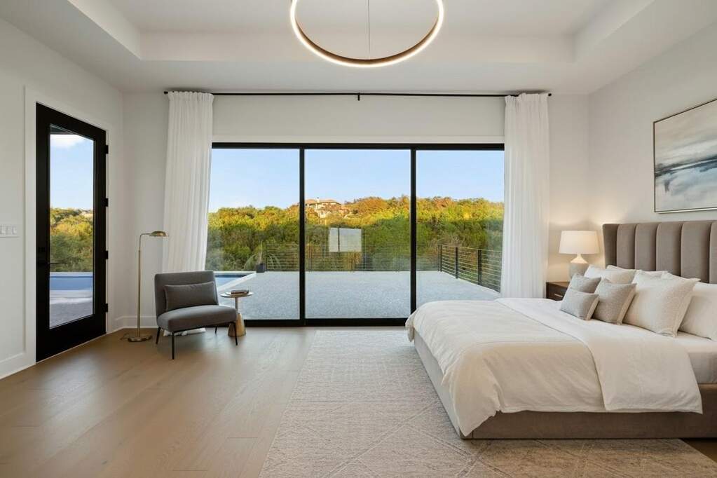 6 Bedroom Single Family Home/House's Image 7