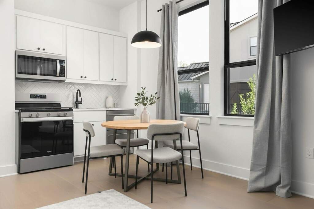6 Bedroom Single Family Home/House's Image 13