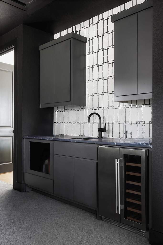 6 Bedroom Single Family Home/House's Image 17