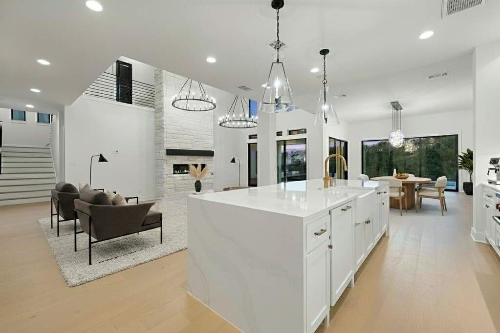6 Bedroom Single Family Home/House's Image 4