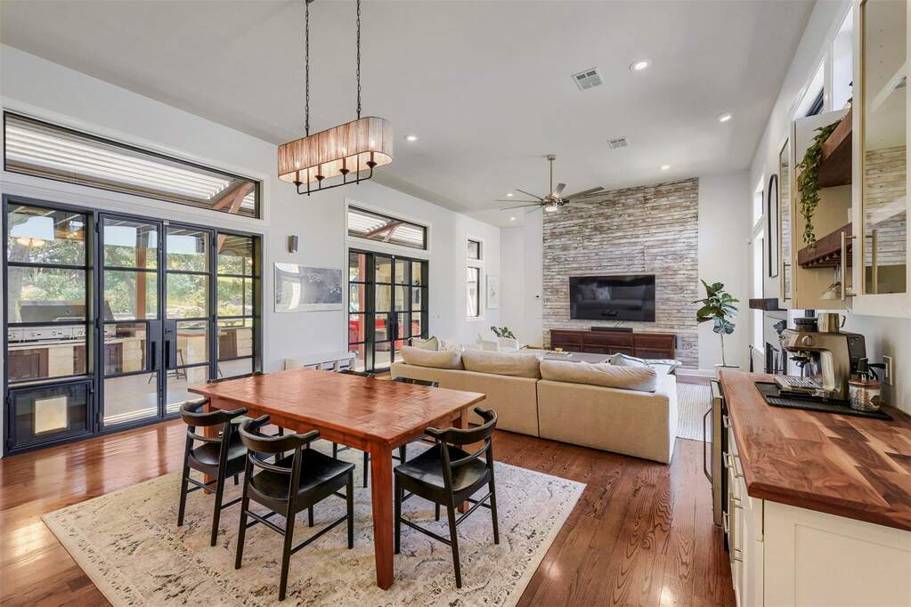 4 Bedroom Single Family Home/House's Image 9