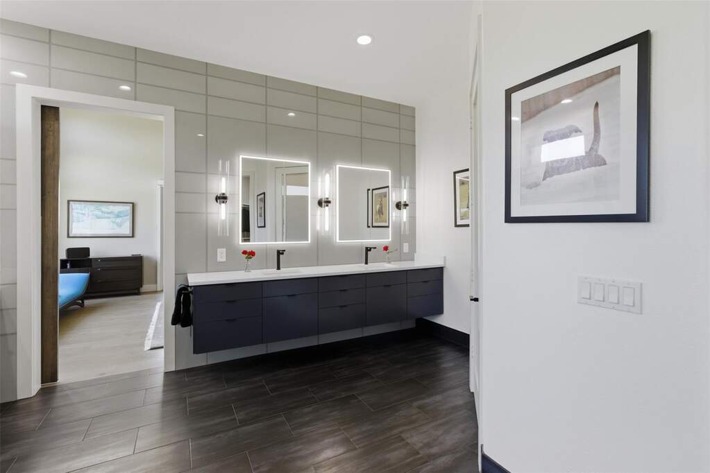 5 Bedroom Single Family Home/House's Image 10