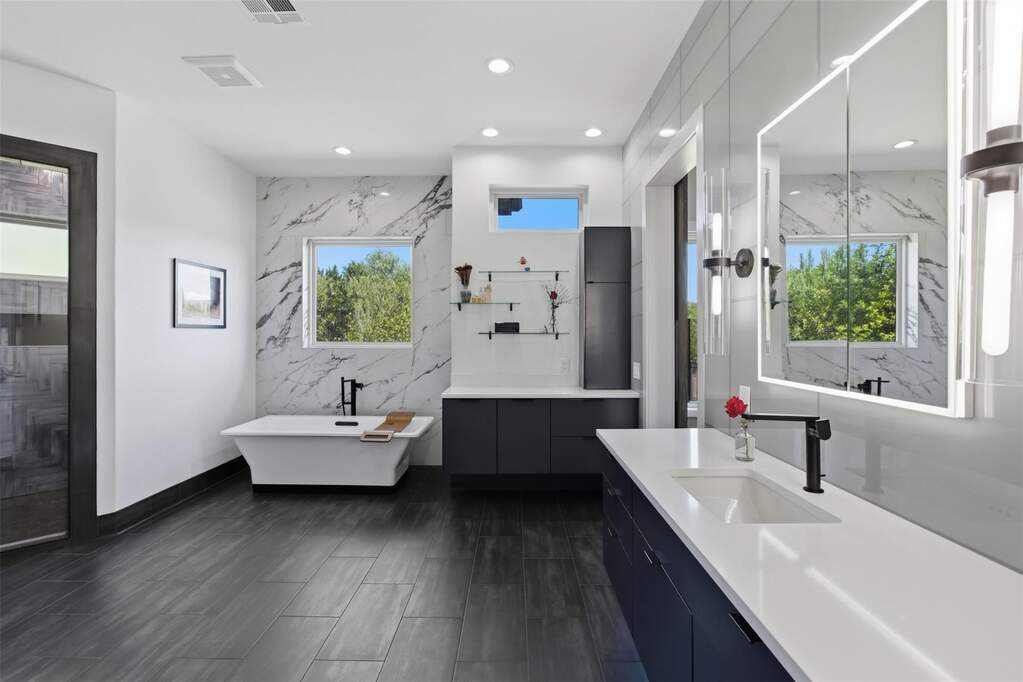 5 Bedroom Single Family Home/House's Image 11
