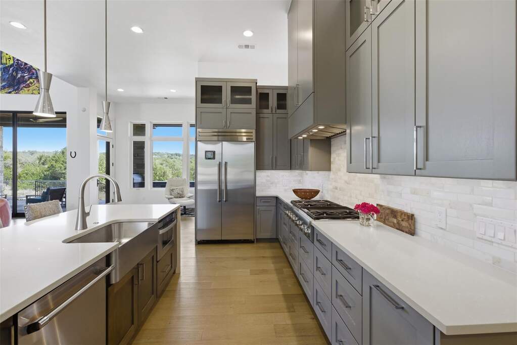 5 Bedroom Single Family Home/House's Image 3