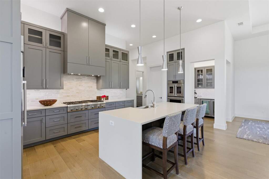 5 Bedroom Single Family Home/House's Image 4