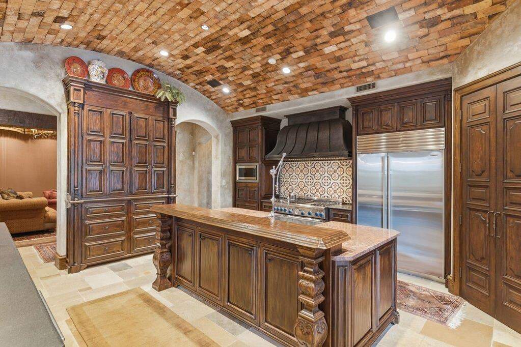 5 Bedroom Single Family Home/House's Image 19