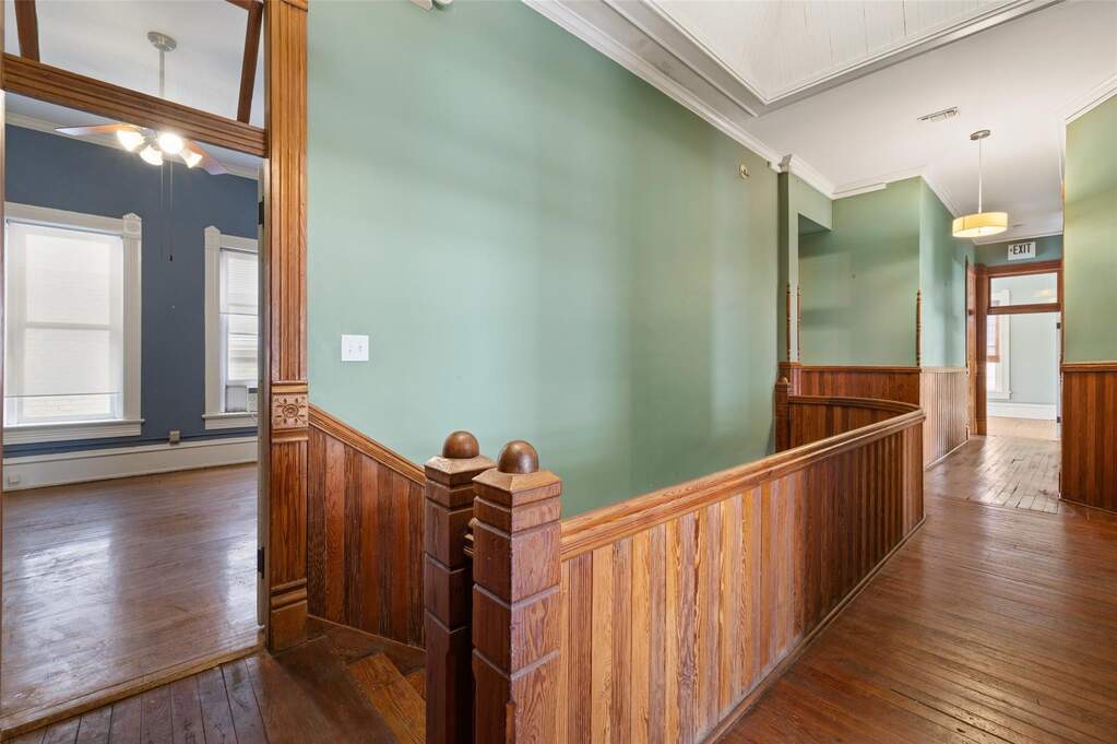 9 Bedroom Single Family Home/House's Image 9