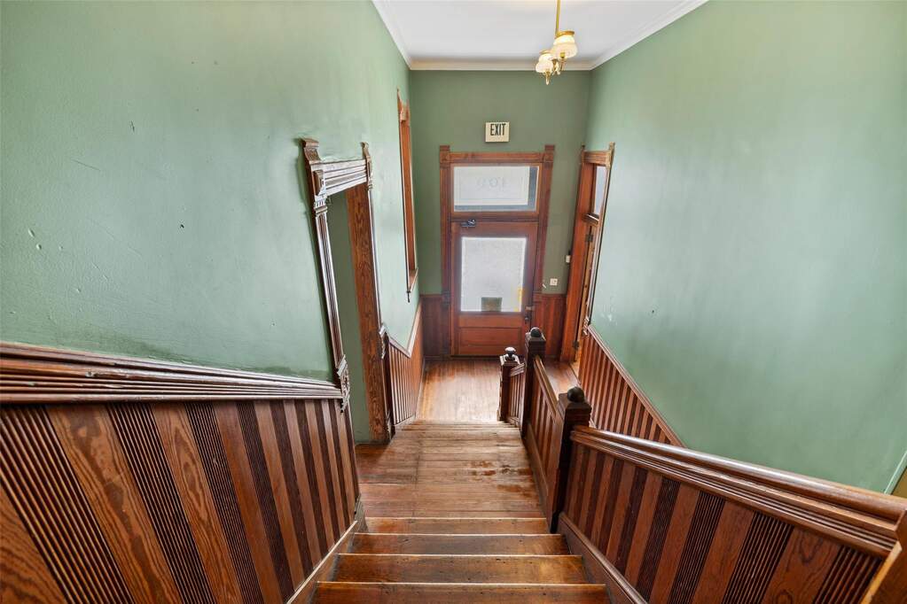 9 Bedroom Single Family Home/House's Image 6