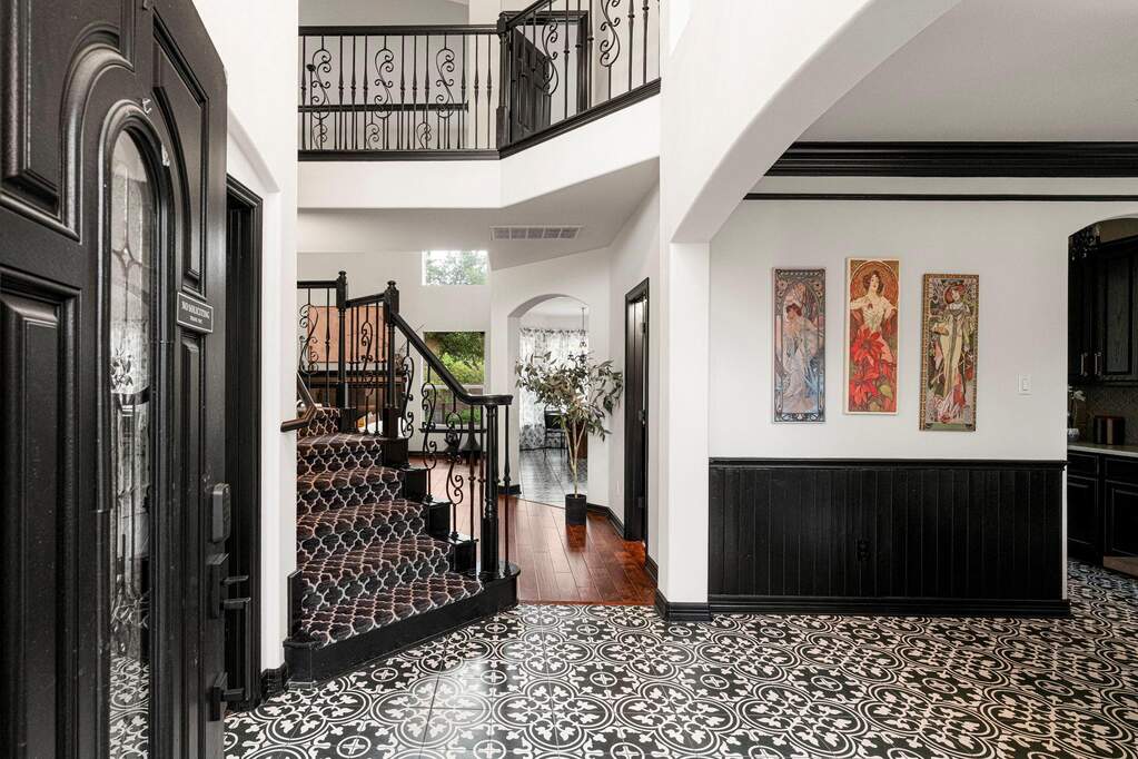 5 Bedroom Single Family Home/House's Image 6